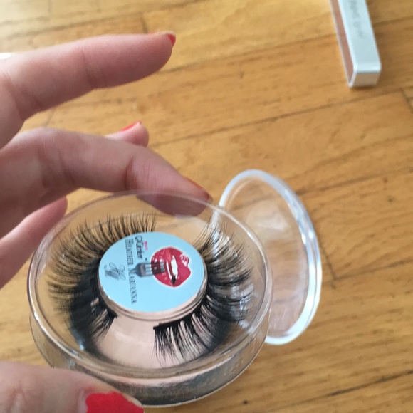 False lashes - Picture 3 of 4